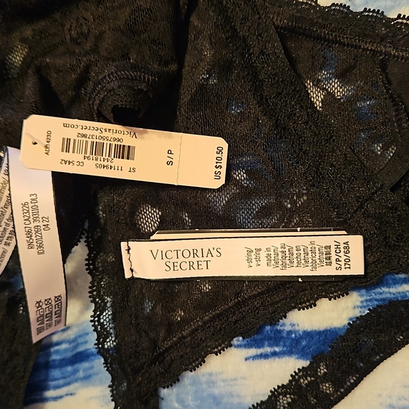 Victoria Secret thongs NWT - Picture 3 of 3